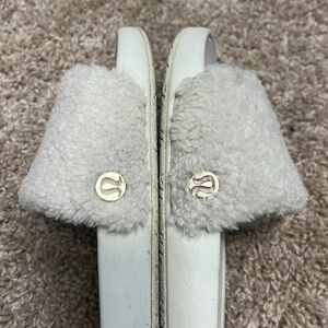 Lululemon women’s size 8 White Fuzzy Slide Sandals